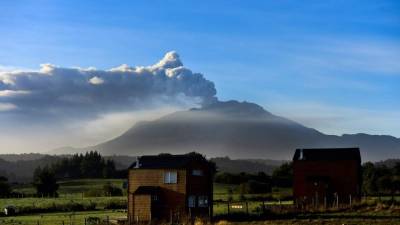 Las autoridades chilenas decretaron una 'evacuación preventiva' de tres comunidades más, sumando unas 2.000 personas a las más de 4.000 desplazadas anteriormente desde una zona de exclusión de 20 km alrededor del cráter.