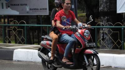 Las parejas que no esten casadas no podrán montar en la misma motocicleta, según una nueva ley en Indonesia.