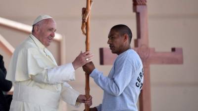 Bergoglio recibe un regalo hecho por los presos del reclusorio que visitó hoy en Ciudad Juárez.