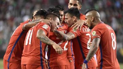Los jugadores de Chile celebrando uno de los goles ante México. Foto AFP