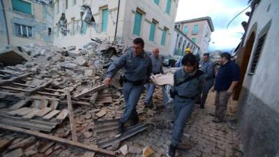 Autoridades y miembros de organismos de socorro iniciaron las labores de ayuda a los afectados y atrapados desde el amanecer.