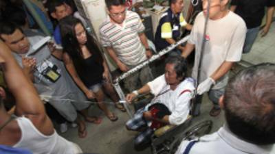 Las personas heridas recibieron asistencia médica luego de ser rescatadas.