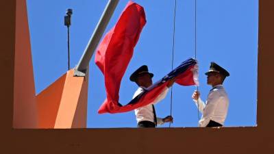 Tras el anuncio del rompimiento de relaciones diplomáticas con Taiwán, personal de dicha embajada en Tegucigalpa, comenzó desde temprano este domingo a retirar la bandera de dicha sede.