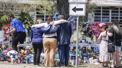 Personas se reúnen, este 28 de mayo de 2022, en un memorial conmemorativo a las víctimas del tiroteo ocurrido en la escuela primaria Robb en Uvalde, Texas, hace 4 días. EFE/Tannen Maury