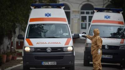 Ambulancias trasladan a pacientes con coronavirus en Rumania. Foto: AFP