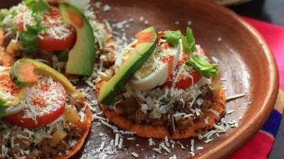La tortilla de maíz es un pilar fundamental en la dieta de los hondureños, consumida con frecuencia en el desayuno, almuerzo y cena.