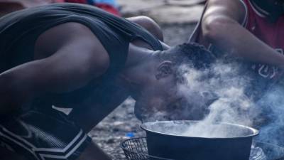 Un aeródromo abandonado alberga ahora un miserable campamento con miles de migrantes que cruzaron desde Panamá a Costa Rica y quedaron varados al carecer de 30 dólares para seguir rumbo hacia Estados Unidos.