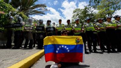 Policías han estado en las calles ante las protestas en Venezuela que presionan por el referendo. AFP