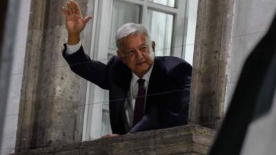 Obrador saluda a sus partidarios tras conocer su victoria en las elecciones presidenciales de México./AFP.