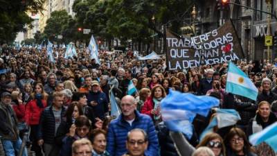 Respaldo. Miles de argentinos marcharon el sábado para apoyar la reelección de Mauricio Macri, quien recibió un revés en las elecciones primarias. AFP