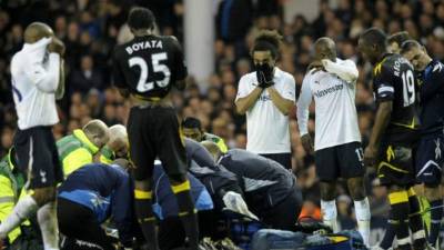 Los jugadores no lo podían creer, un hombre yacía muerto en el terreno de juego; era Muamba, pero después se levantó. Getty