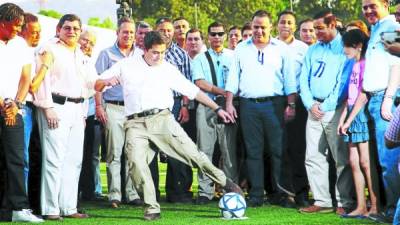 El presidente Juan Orlando Hernández al momento de hacer el saque de honor.