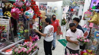 Desde ayer, los ciudadanos comenzaron a hacer sus compras para consentir a mamá. El comercio formal e informal ofrece ofertas. FOTOS: MELVIN CUBAS