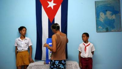 Más de 7,2 millones de electores (82,05% del padrón) habían participado en las elecciones dos horas antes del cierre de la votación a las 19H00 locales./ AFP PHOTO / YAMIL LAGE