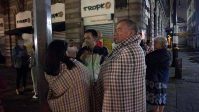 Las personas se reunieron en las calles de la Ciudad de México como precaución a réplicas.