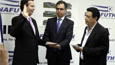 Rafael Leonardo Callejas al momento de juramentar como miembro de la Comisión Nacional de Selecciones de Honduras.