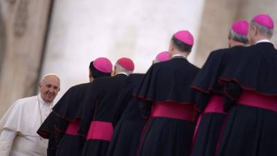 El Papa Francisco saluda a los obispos al finalizar la misa en la plaza de San Pedro.