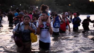 Los migrantes cruzaron a México durante la madrugada aprovechando la escasa presencia de la Guardia Nacional en el punto fronterizo./AFP.