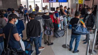 Felices regresan a casa 150 hondureños varados en Estados Unidos