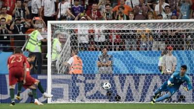 Cristiano Ronaldo dispara y en buen portero iraní atajó. Foto AFP