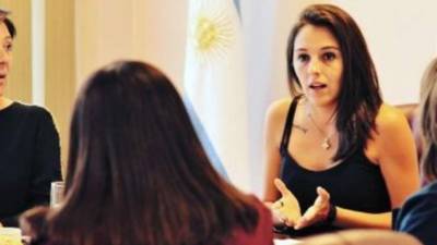 Natalia Spinuzza se vio obligada a renunciar tras la controversia generada por un video en el que aparecía drogada./Twitter.