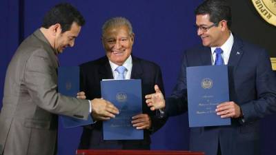 Los presidentes Jimmy Morales, Salvador Sánchez Cerén y Juan Orlando Hernández durante la firma del documento. Foto: AFP/Marvin Recinos