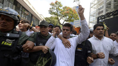 Leopoldo López se entregó ayer al mediodía, durante unas manifestaciones pacíficas en Caracas, a los elementos de la Guardia Nacional.