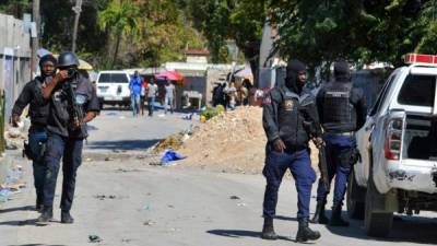 Elementos de policía haitiana se desplazan por la capital Puerto Príncipe en busca de reos fugados. Foto: EFE