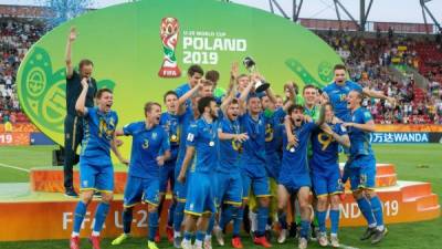 Ucrania, que superó este sábado a Corea del Sur (3-1) en la final del Mundial Sub-20 de Polonia para conquistar su primer título en la competición, sucede en el palmarés a Inglaterra, que ganó en Corea del Sur-2017 y que no logró la clasificación en esta ocasión. Foto EFE.