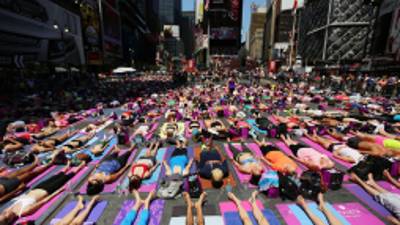 NEW YORK, NY - JUNE 21: Enthusiasts perform yoga in Times Square during an event marking the summer solstice on June 21, 2013 in New York City. Thousands of yogis will attend the free day-long event in Manhattan on the longest day of the year. Mario Tama/Getty Images/AFP== FOR NEWSPAPERS, INTERNET, TELCOS & TELEVISION USE ONLY ==