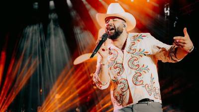 Óscar Armando Díaz de León Huez, mejor conocido por su nombre artístico Carín León, es un cantante y compositor mexicano de música regional mexicana.