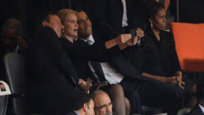 El primer ministro británico, David Cameron, explicó por qué participó de la selfie que protagonizaron el mandatario de Estados Unidos, Barack Obama y la primera ministra danés Helle Thorning-Schmidt.