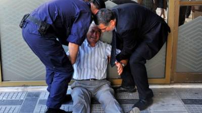 Un jubilado retrató el descalabro financiero que atraviesa Grecia dos días antes del referéndum.