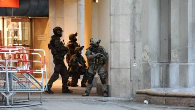 Las fuerzas de seguridad alemanas se han desplegado en Múnich para atrapar a los tres supuestos terroristas que atacaron un centro comercial esta tarde
