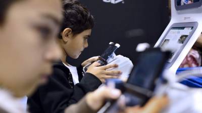 En relación con usar las redes sociales, el 44% de las niñas adolescentes expresa que lo disfrutan “mucho”, en comparación con el 29% de los niños.