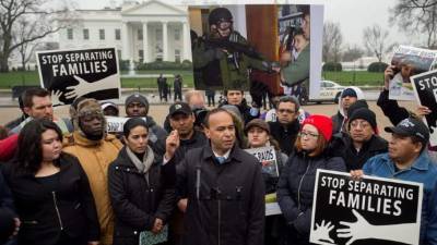 El congresista demócrata por Illinois, Luis Gutiérrez, pronuncia un discurso durante una manifestación organizada para reclamar la protección de los inmigrantes amenazados de deportación. EFE