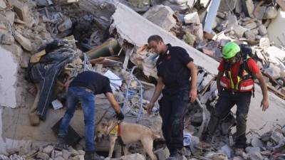 Un sismo de magnitud 6,2 sacudió la madrugada del miércoles el centro de Italia y causó al menos 73 muertos, con escenas de desolación en dos regiones montañosas de difícil acceso.