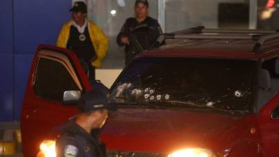 Varios tiros impactaron en el vidrio delantero del carro.