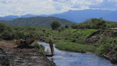 Una retroexcavadora realiza acciones de dragado en el canal Chotepe. Foto: Melvin Cubas.