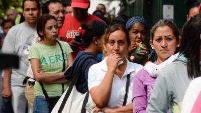 Venezolanos en Caracas se agolpan fuera de un supermercado. Foto: AFP/Federico Parra