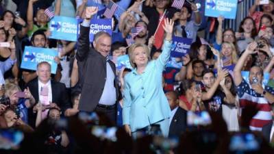 El senador por Virgina Tim Kaine junto con Hillary Clinton en su presentación oficial como candidato a vicepresidente. afp