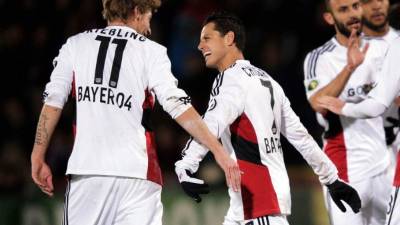 'Chicharito' Hernández celebrando con Stefan Kießling tras un gol en la Copa de Alemania.