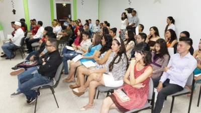 Los jóvenes cuando recibían su título, de los que diez obtuvieron capital semilla para formar sus propios emprendimientos.