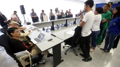 Las autoridades académicas de la Unah dialogaron ayer con los universitarios.