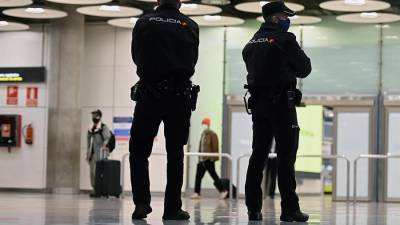 La policía vigila la zona de llegadas de pasajeros en el aeropuerto Adolfo Suárez Madrid Barajas en foto de archivo.