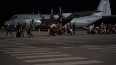 Ningún estadounidense abordó los últimos vuelos militares de evacuación que partieron ayer de Kabul.//AFP.