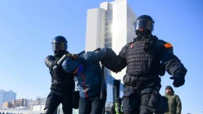 Policías detienen a un manifestante en apoyo de Navalni en Moscú.