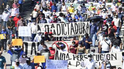 Miles de personas protestaron contra las medidas de Bukele el pasado domingo en San Salvador.