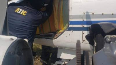 Las autoridades hallaron compatimentos falsos en el fuselaje de la aeronave, en donde hallaron más paquetes de presunta droga.
