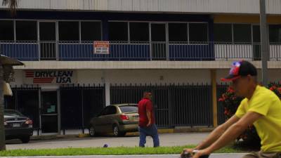 Rótulos de locales comerciales en alquiler y apartamentos en renta se ven en diferentes puntos de la ciudad, aunque algunos son muy costosos y cobran en dólares. Fotos: Melvin Cubas.
